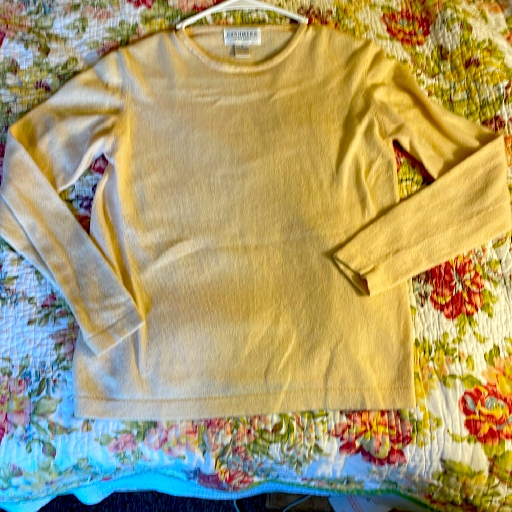 Cream Cashmere sweater from Sutton Studio sz M.  Great Condition
